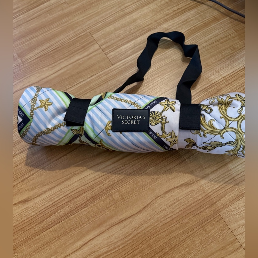 Victoria's Secret Limited Edition Fold-and-Packable Outdoor Blanket - Picture 14 of 16